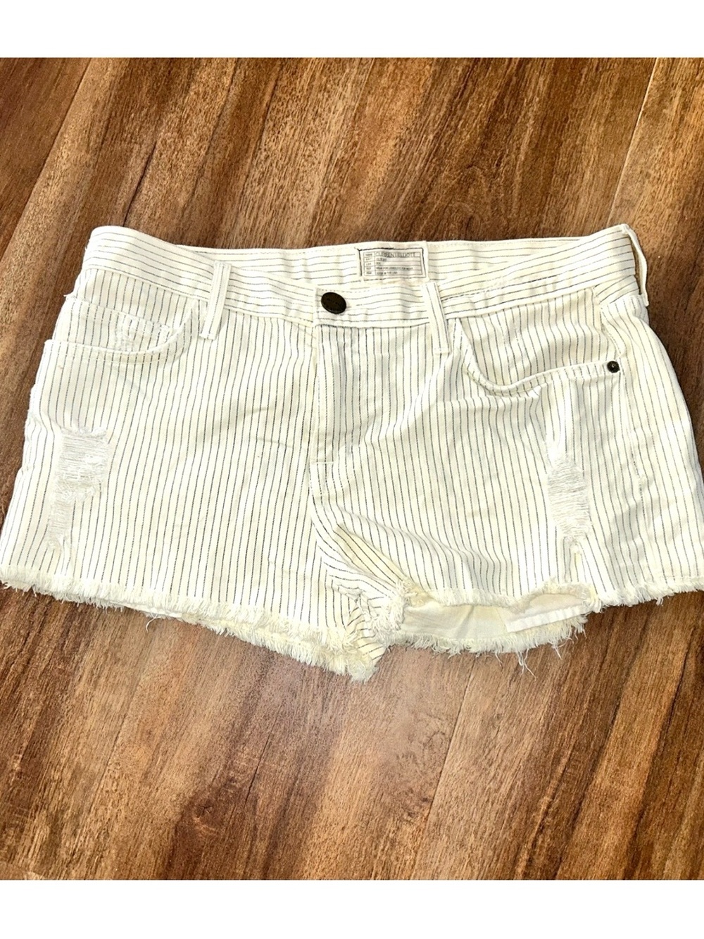Current/Elliot cream and navy striped low rise boyfriend shorts size 28